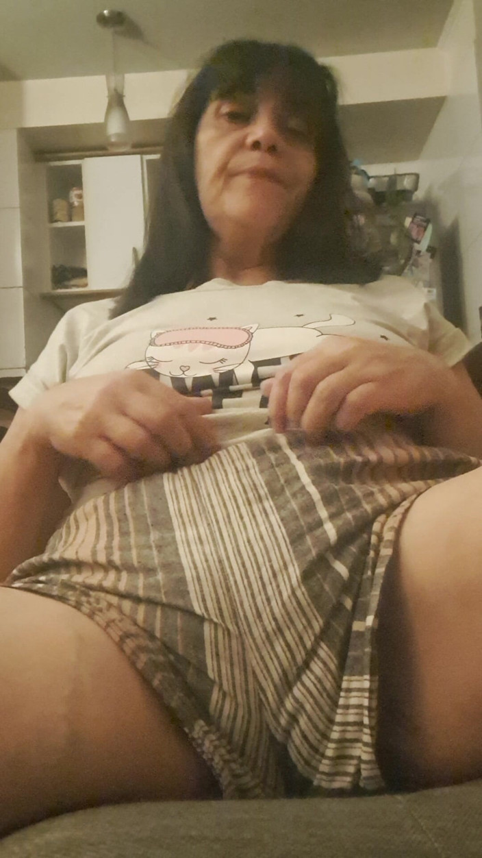 Mommy big hairy pussy: 반바지를 입은 성숙한 MILF, 놀라움