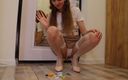 Annet Moroz: Saltos esmagando brinquedos. Queda de salto em meias.