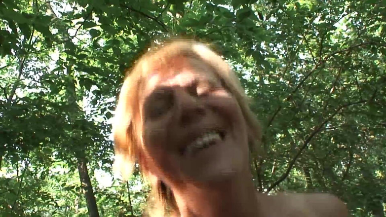 Mature Climax - 100% Mature Videos: Peluda madura puta consigue en cuatro al aire libre