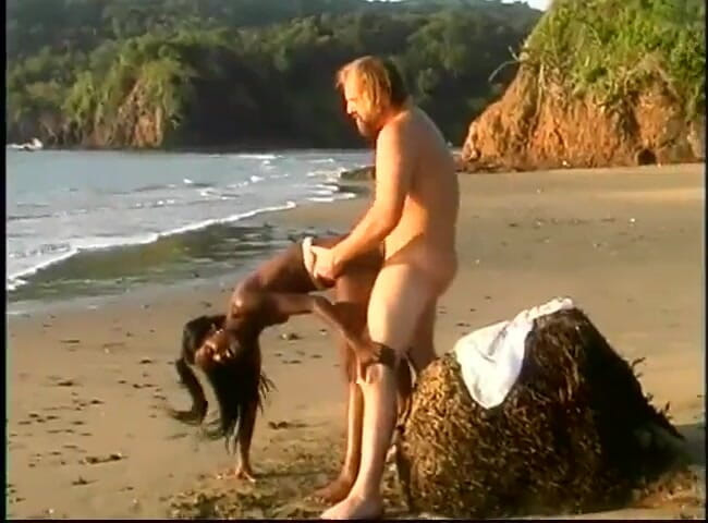 Outdoor pervs: Futai interrasial pe plajă la apus