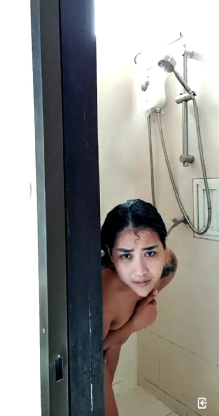 Hotindo: Uno sconosciuto mi guarda nuda mentre sono nella doccia