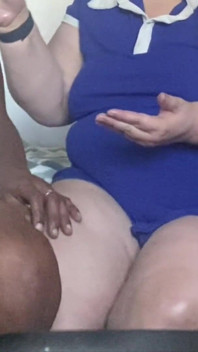 Handy GILF si occupa del cazzo dell'amante con massaggio oleoso