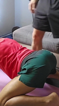 Sedusă de un antrenor de fitness
