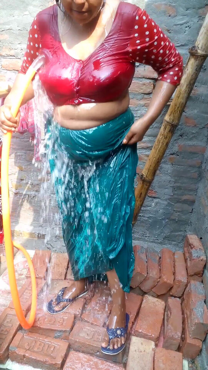 Sadia vabi: Sadia é uma garota muito sexy mostra sua buceta