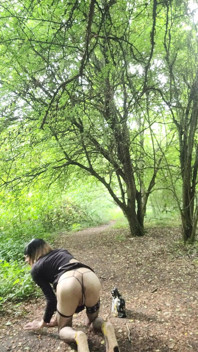 Drobná Allumeuse En Foret. Les cumslut