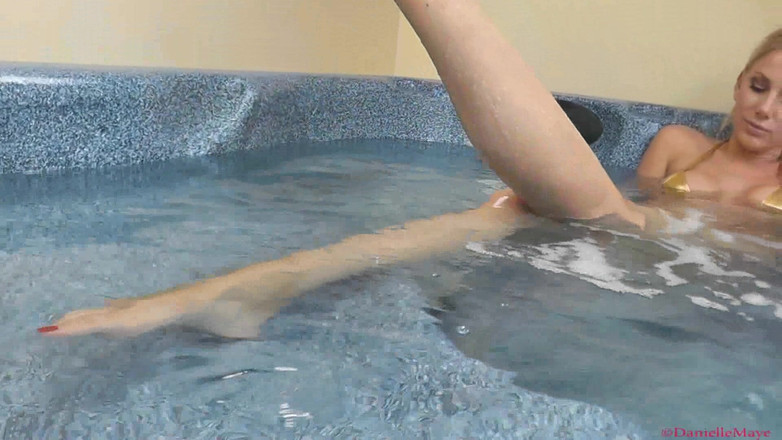 DanielleMaye: Danielle Maye provoca con i piedi