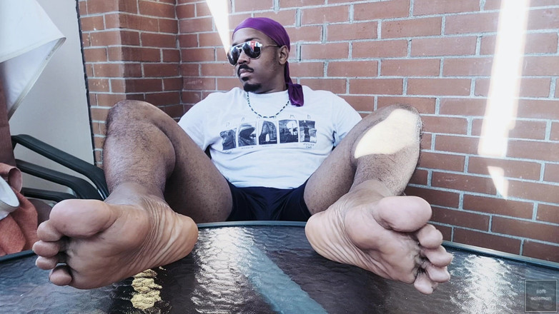 Soft Soleman: Jag rör och sniffar på mina sulor efter badet (2) (2025)