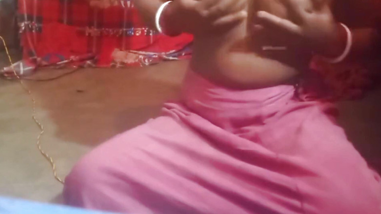 Energyon: Une Indienne se doigte la chatte