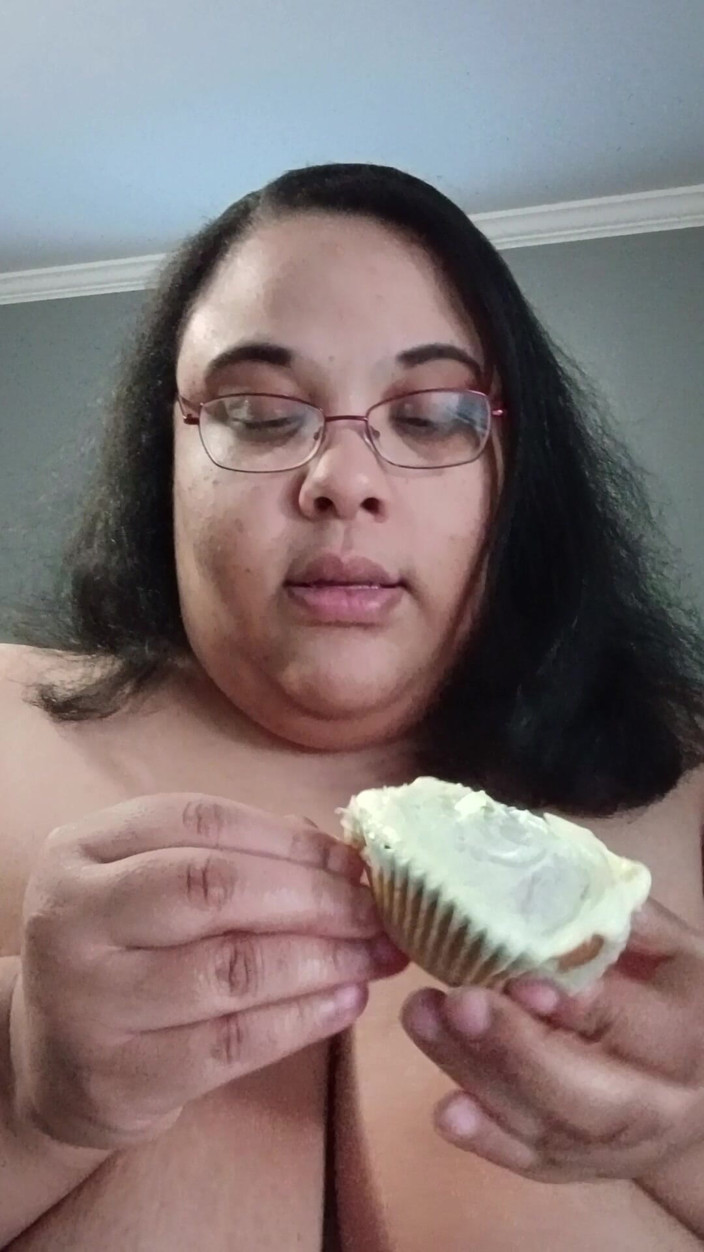Jessica pigslut: Rellenando mi cara con pastelitas mientras está desnuda