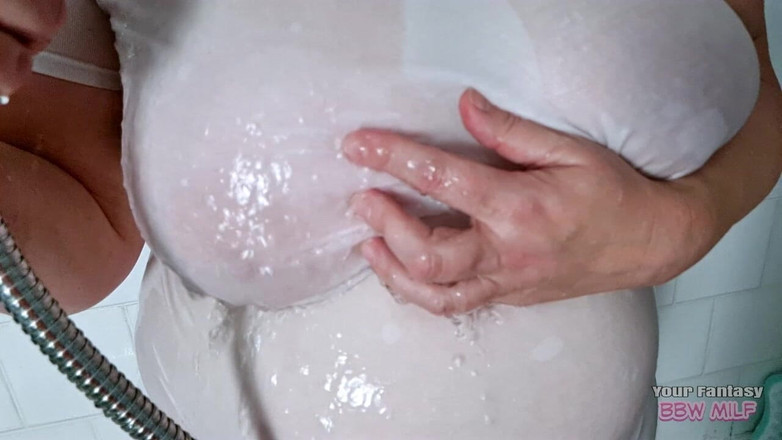 BBW_Wife: Mogen BBW i duschen - Stora 38ee bröst visar genom min T-shirt...