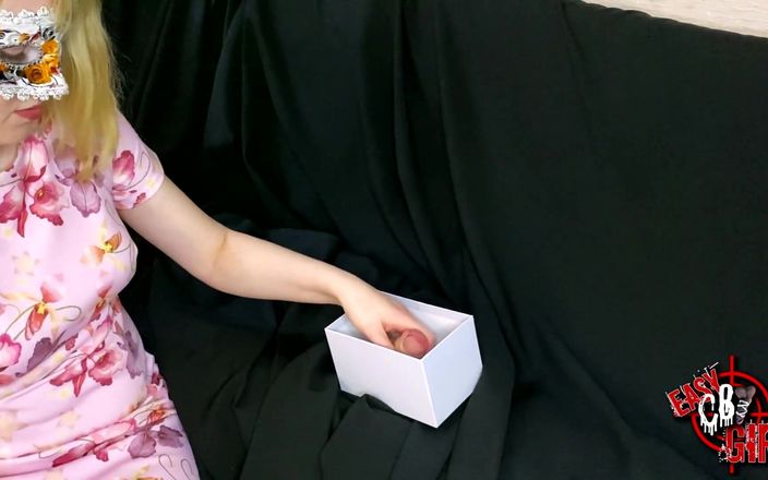 AnnyCandyPainboy: Heiße MILF öffnet das Geschenk und wünscht der Gemeinde ein besinnliches...