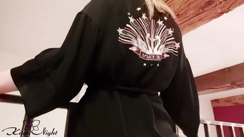Kiara Night: Une blonde au cul rebondi se doigte la chatte vêtue...