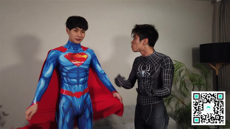 Mochi Boys: Superman x Spiderman en juego de roles de vestuario