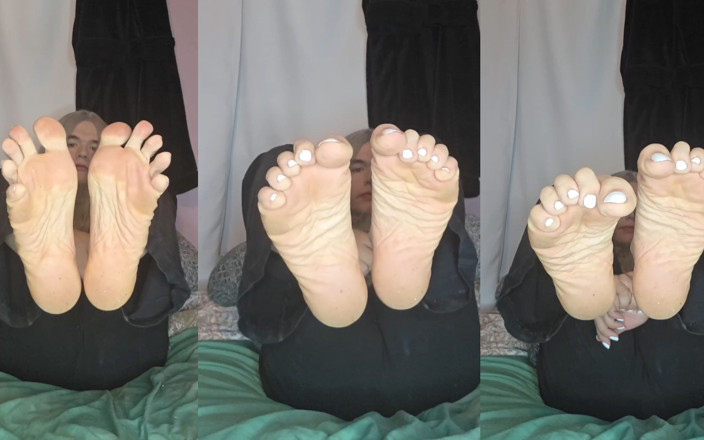 Miss Dimples: मेरे बड़े मांसल तलवों को दिखा रहा हूँ