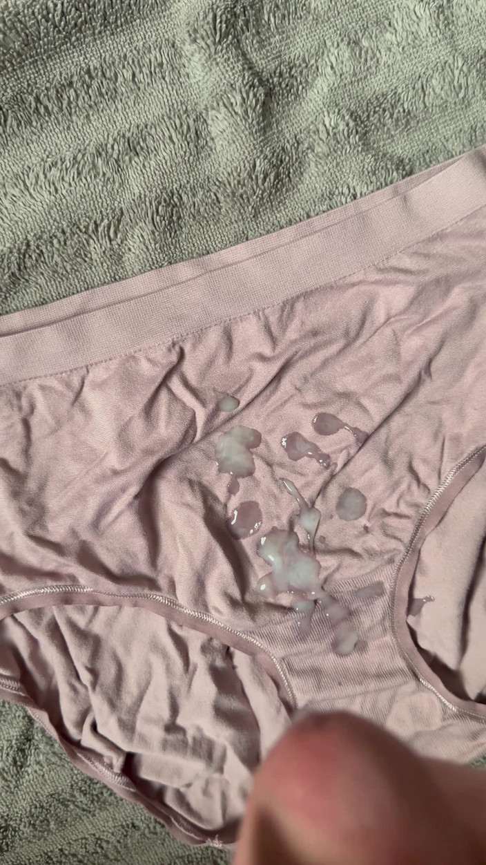 CumDaily: Сперма на трусики жены 8