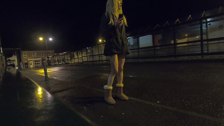 The Midnight Minx: Rušné autobusové nádraží masturbuje