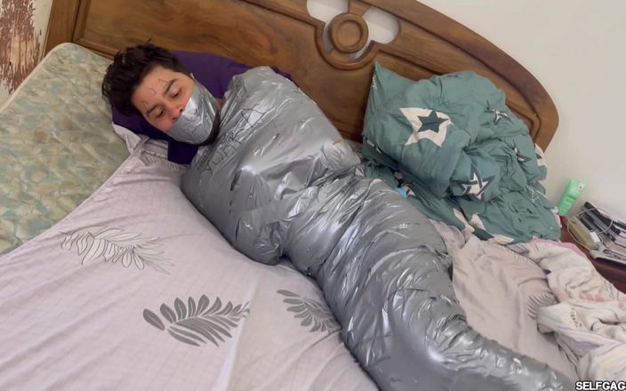 Selfgags femdom bondage: Inga autografer, ingen nåd: Cocky Celebrity bunden och tyst av...