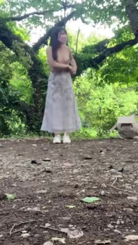  Self-play - una vera ragazza ona registra il suo picco tranquillo in una passeggiata in una città capitolo-1