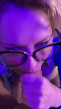 Šíleně nedbalý deepthroat BJ z živé show - šukání do krku a výstřik na obličej