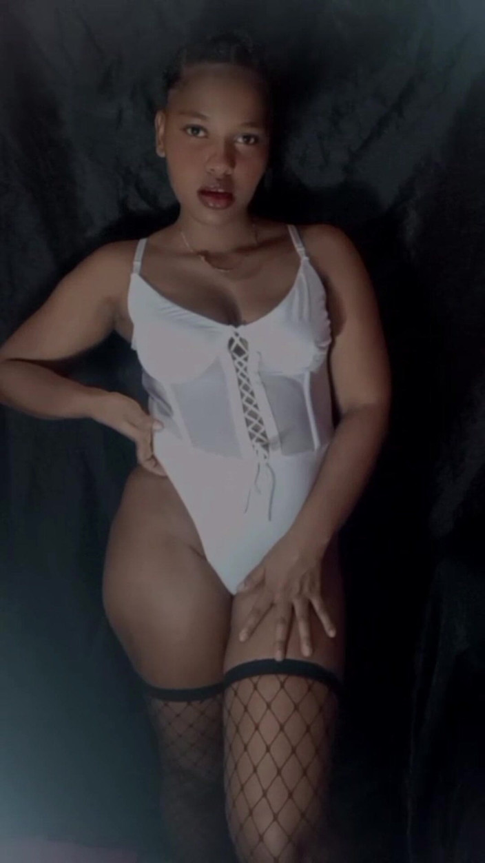 Minayi: Today I Let My Curves Speak for Me... Every Movement,...