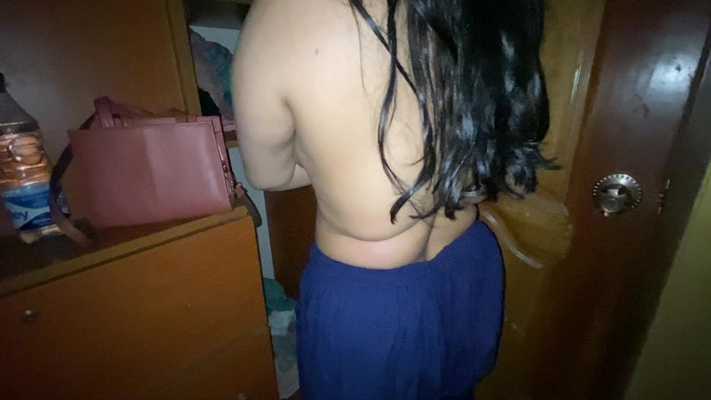 Tasnim Zara: Krásná desi kráska přichází z venčí a mění své sárí.