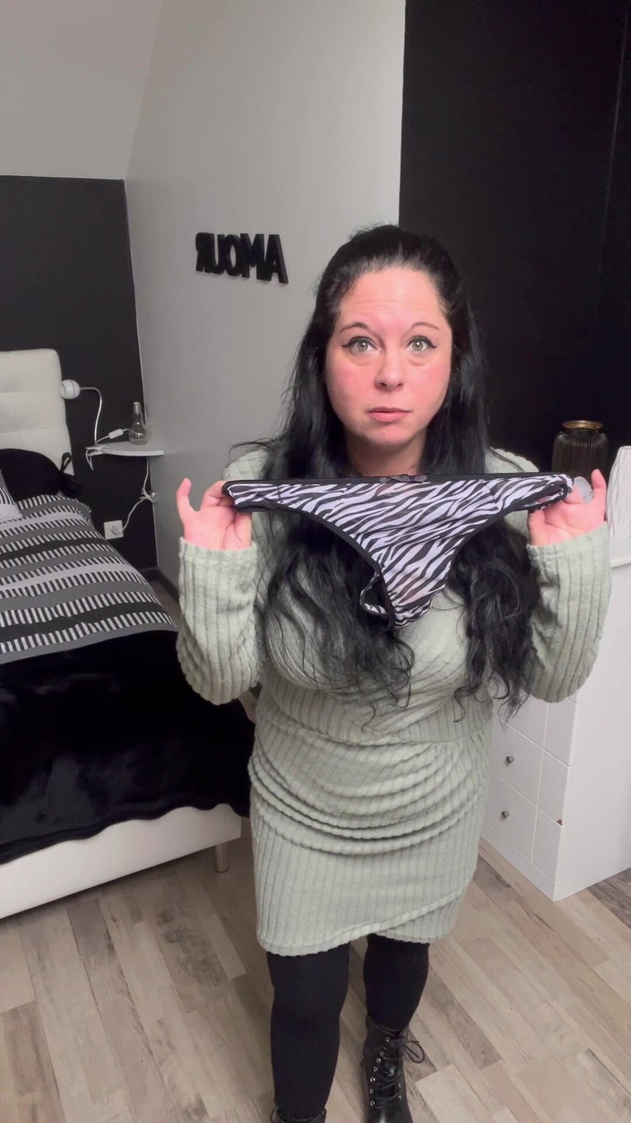 Maitresse Clara: JOIとCEI、みすぼらしい男が私のTバックを掘ってくる