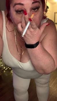Frumusețea smokey cu tocuri roșii
