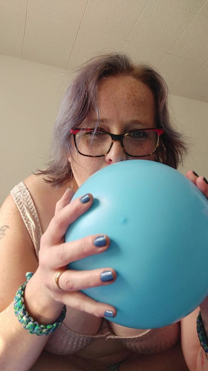 AngYourDirtyCanadian: Playful Balloon Sounds