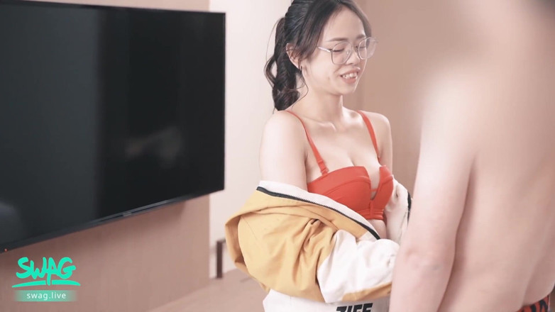 SWAG.live: Kåt leveransflicka knullad av asiatisk hunk