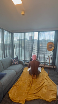 Aku dientot habis-habisan sama kontol besar pria kulit hitam pertama kali di kamar hotel dengan pemandangan jendela