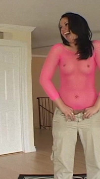 Verführerisches brünettes schätzchen genießt intensives fingern und gesichtsbesamung