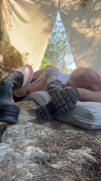 Insaciable milf tatuada toma polla al aire libre con facial