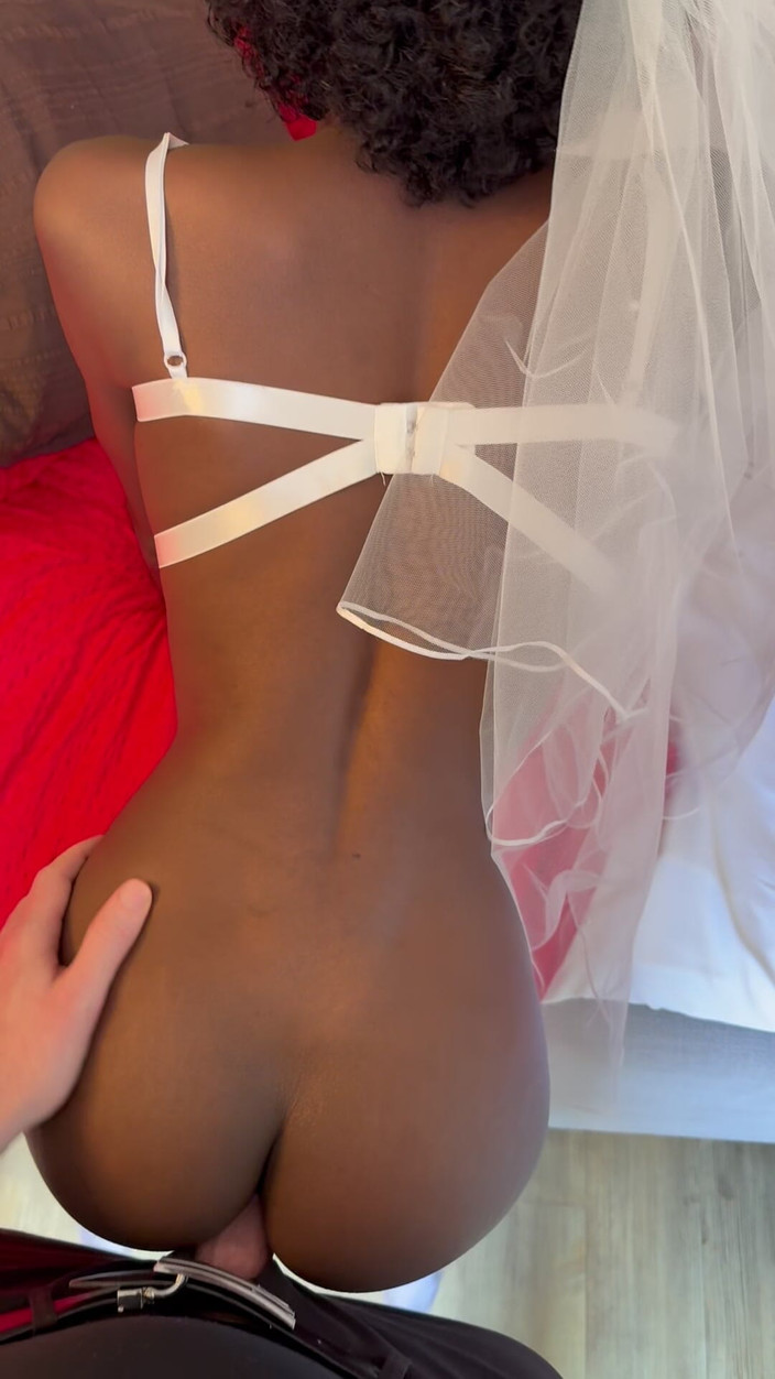 Missblackreey: 小柄なエボニーの妻との初夜