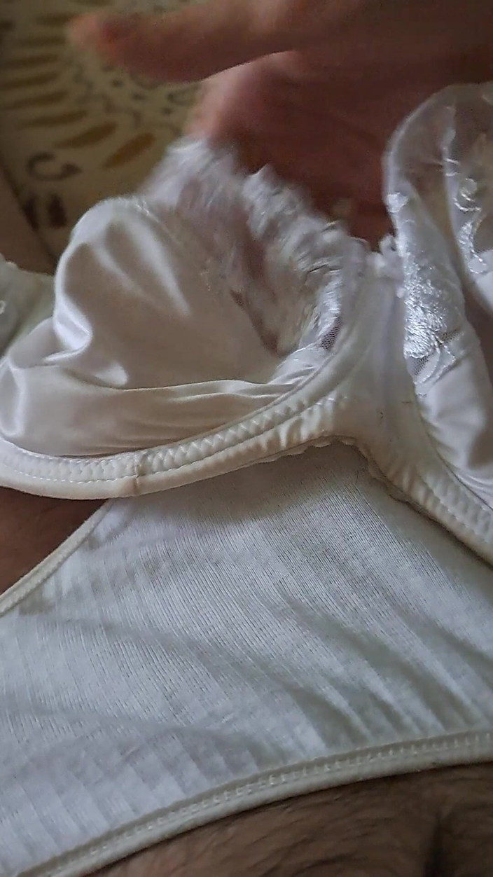 Younger_94: Sục cu trong quần lót của mẹ kế và bodice...