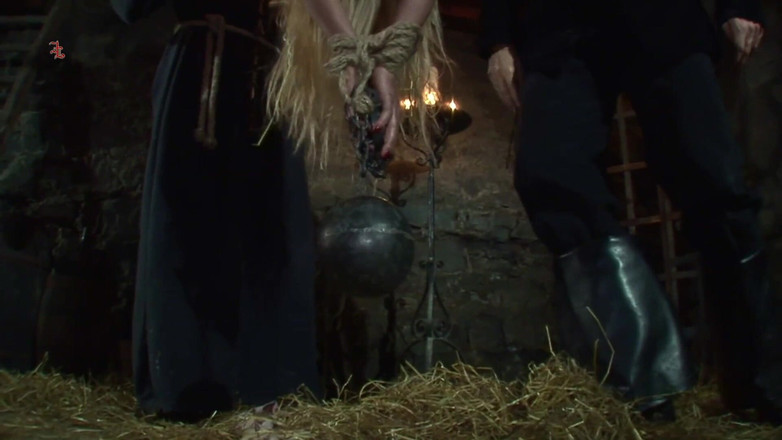 Inquisition and prison world: Cadı baş aşağı sarkıyor ve siyah balmumu üzerine sersemlemektedir