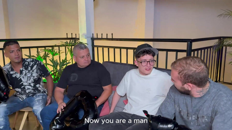 Pipe Boy: Ідеальний подарунок на день народження! Латина з великою дупою гладить величезний член своєю тигрою пиздою