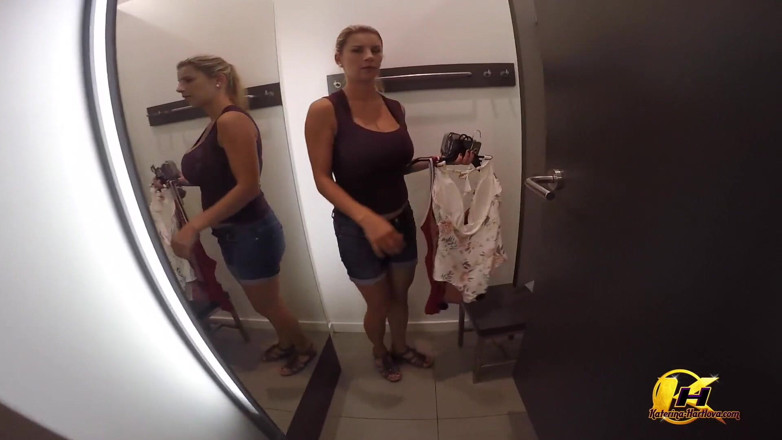 Katerina Hartlova: Compras comigo e nua no vestiário
