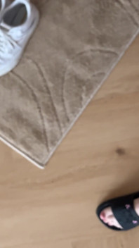 Andando de chinelos e descalço no apartamento