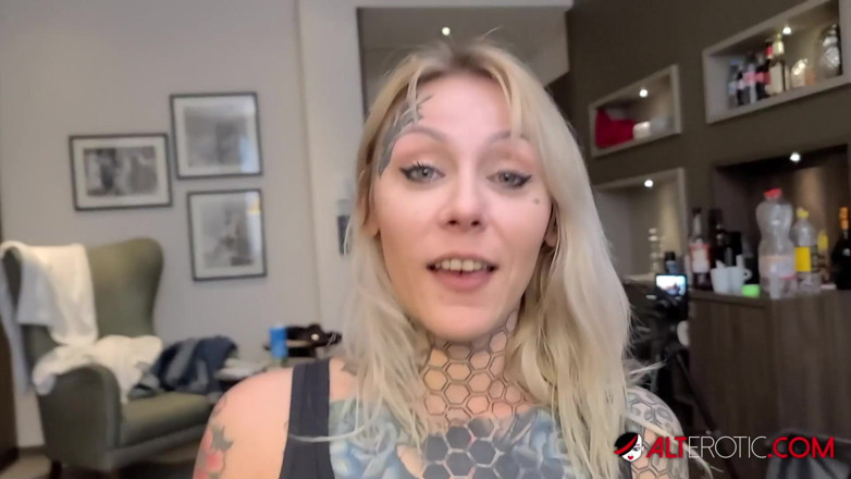 Alt Erotic: Nayomi Sharp yarak emiyor ve döl yutuyor