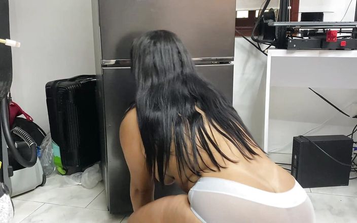 irina69star: Quay phim người giúp việc khiêu gợi dọn dẹp tủ...