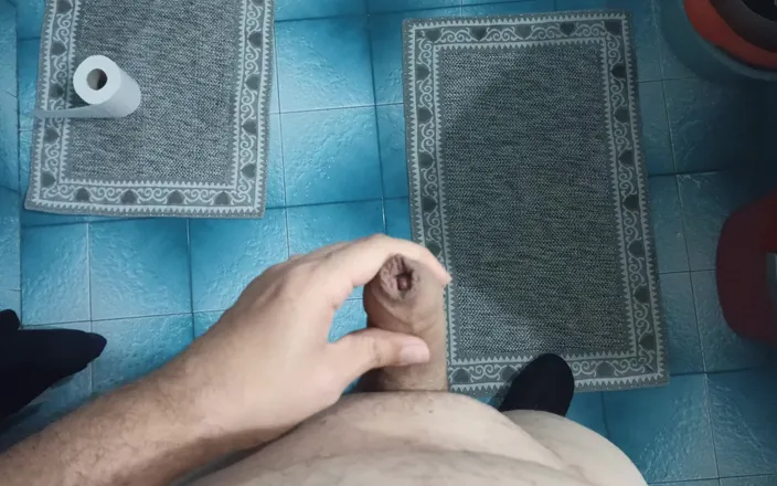 Lele Sapara: Handjob in the home bathroom sink