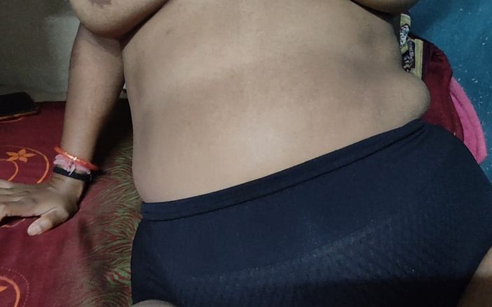 Hot_girl02: indiska fru fingrar och stor bröst press