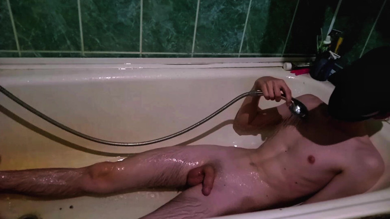Fish Cam: Ragazzo magro si lava in bagno e si tocca per...