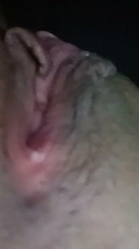 Ich wache nachts geil auf und ich fange an, meine muschi mit gurke zu ficken. Nahaufnahme reife amateur-muschi nass.
