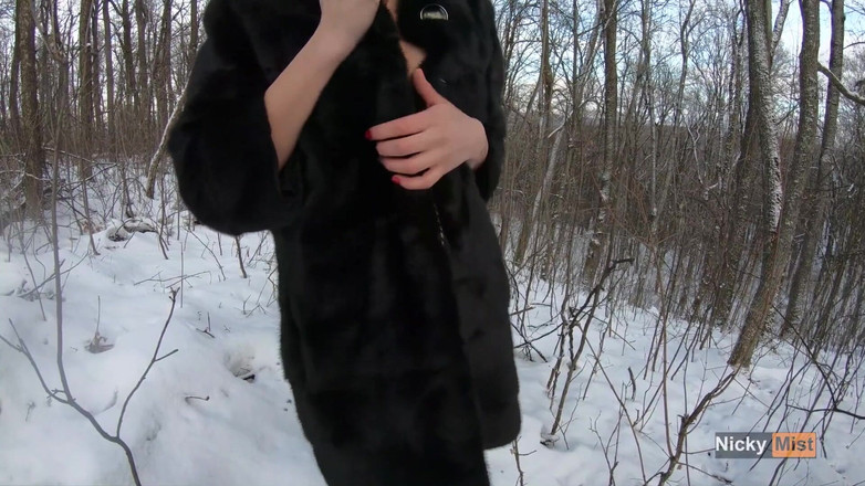 Nicky Mist: Venkovní!!! Sexy lesbická kožešinová dívka zkuste čůrat - stříkání, aby vás zahřeje 4K