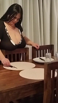 Ateşli iri güzel üvey anne, yalnız hayranlar ağır çekimde, yemek odasında