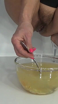 Anya Teyze çorbana işiyor