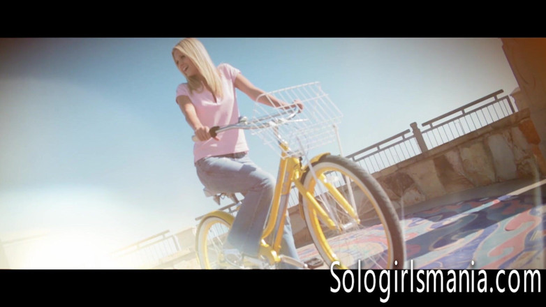 Solo girls mania: Scarlet Red мастурбирует свою киску