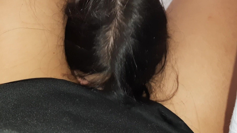 Lesbian-illusion: 彼女が試験勉強をしている間、隣人が毛布の下で私のアソコを弄っていました