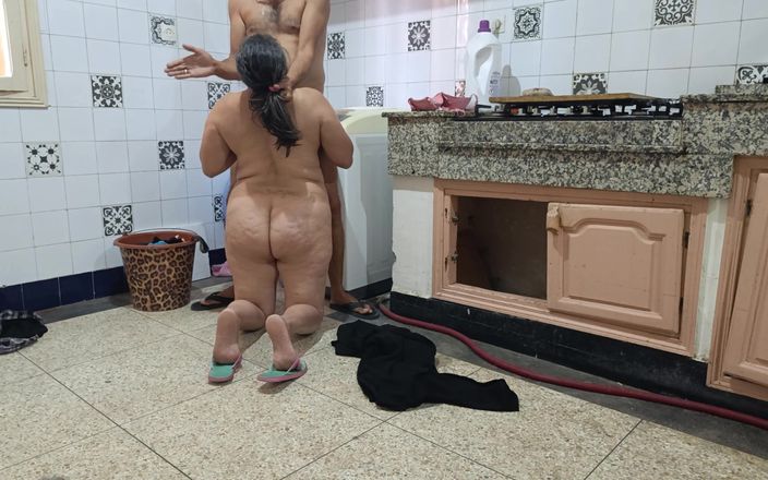 BBW Latina: Bir teknisyen çamaşır makinesini kontrol etmeye geldi ve götümü sevdi ve...